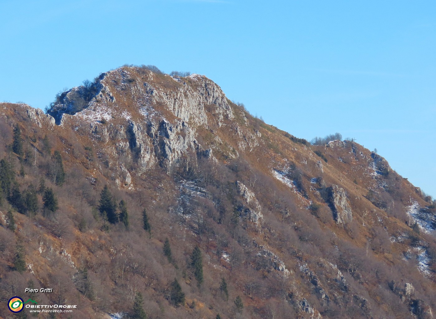 30 Zoom sulla cima del dirimpettaio Monte Castello .JPG